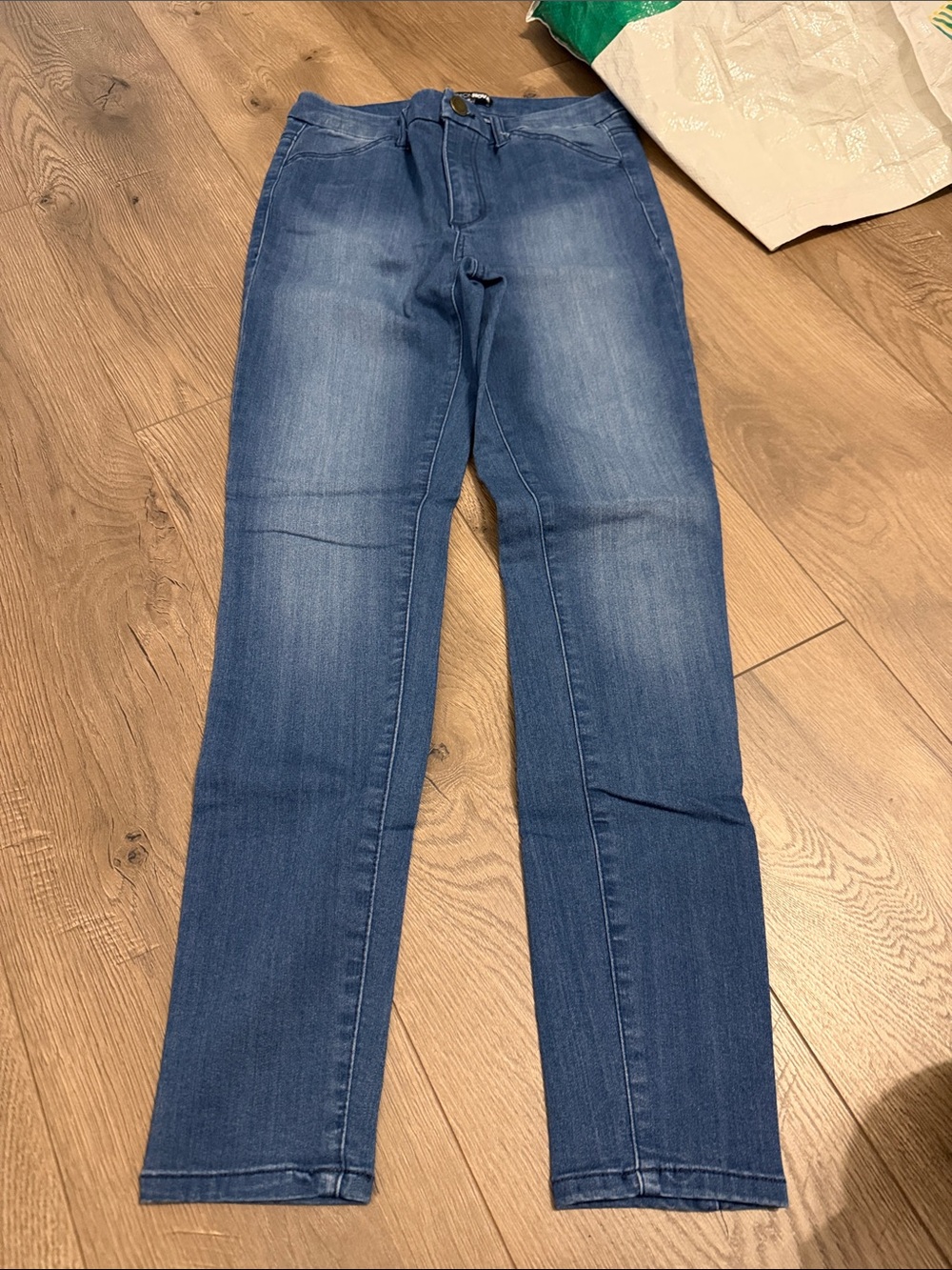 Fashion Nova  size 5 Women's Skinny Jeans in Medium Blue Wash @@@
